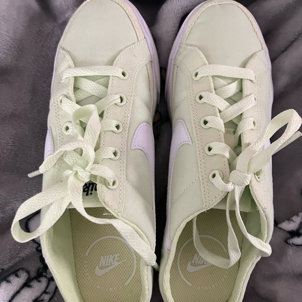 Nike Women's Court Legacy Mule  SZ 7 Sneakers